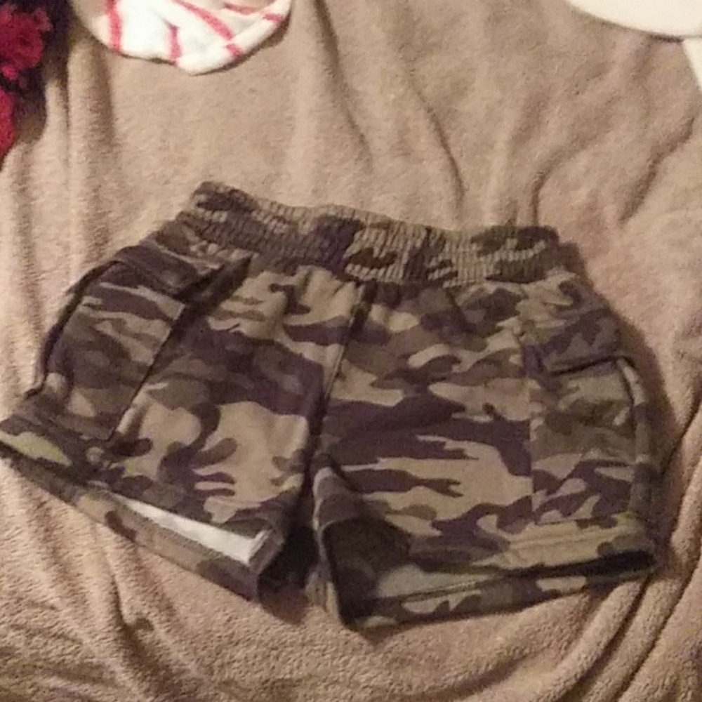 Rue 21 camo shorts - Picture 2 of 3